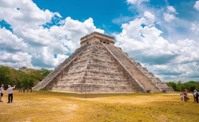Niesforna turystka tańczyła na piramidzie. Wściekły tłum nie miał litości