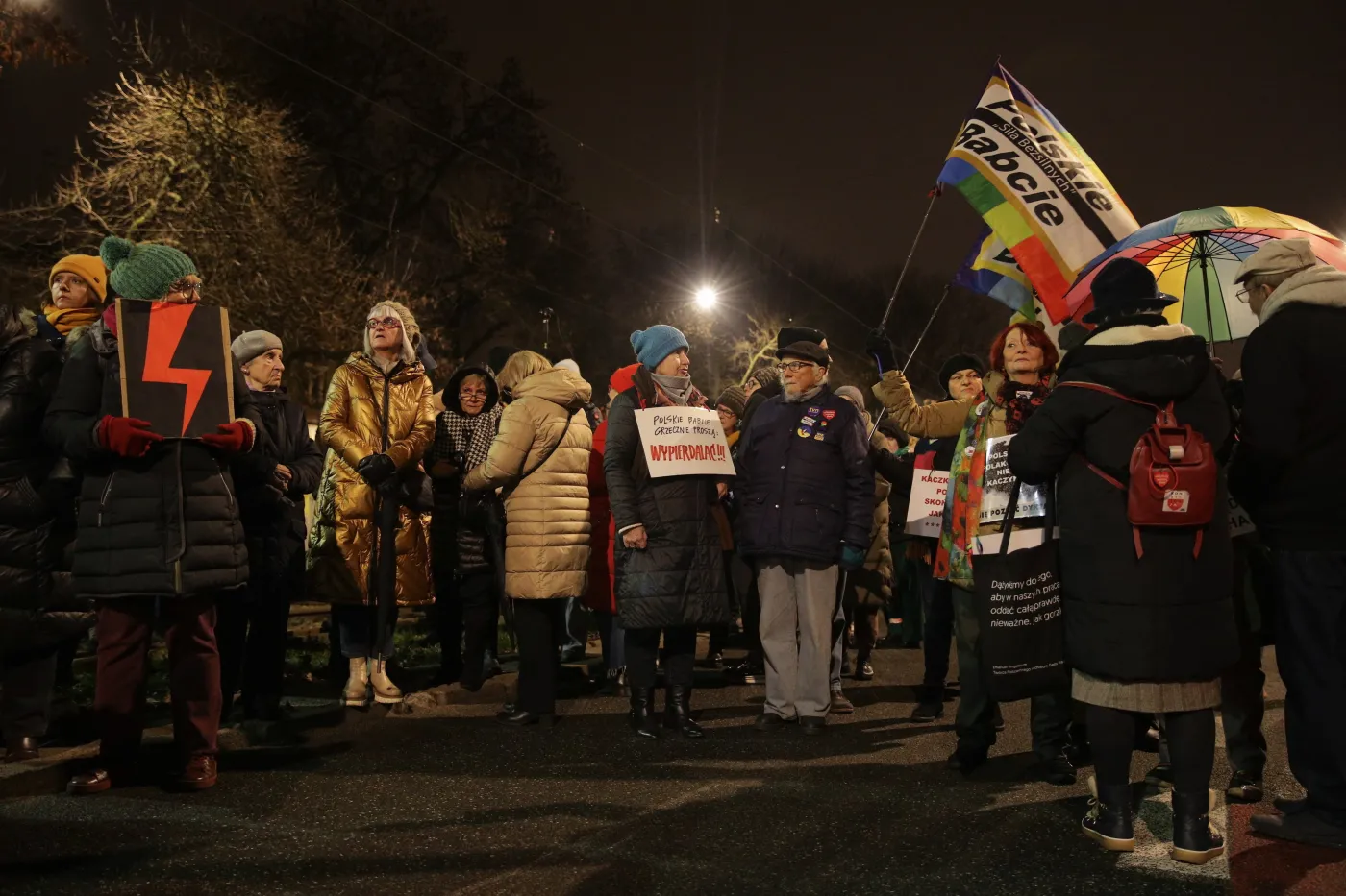 Kobiety z parasolkami przed domem Jarosława Kaczyńskiego