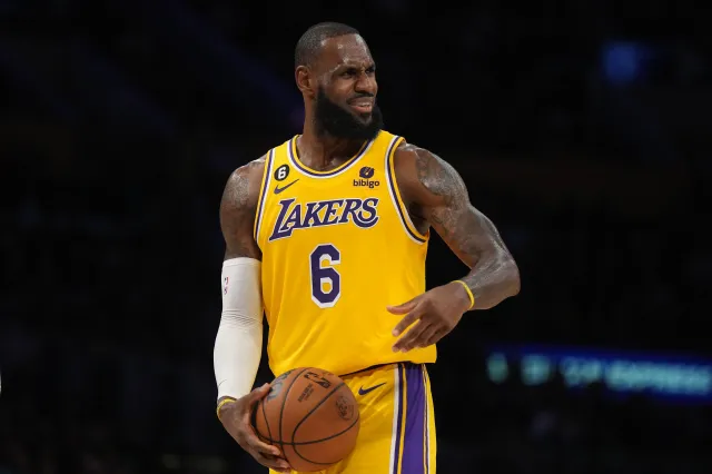 LeBron James wyprzedził Magica Johnsona. 10. z rzędu porażka Spurs [WIDEO]