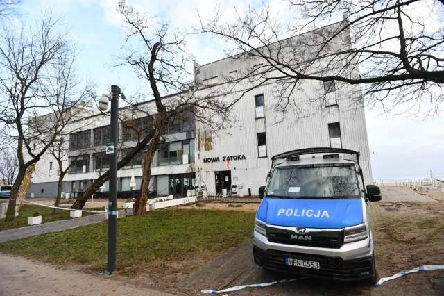 Policja w dawnej Zatoce Sztuki od tygodnia. Sprawdzane są studzienki kanalizacyjne