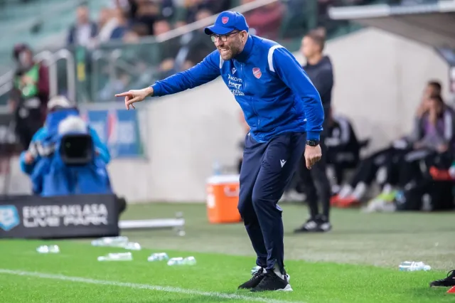 Papszun nie trafi ani do Legii, ani do kadry. Przedłużył kontrakt z Rakowem