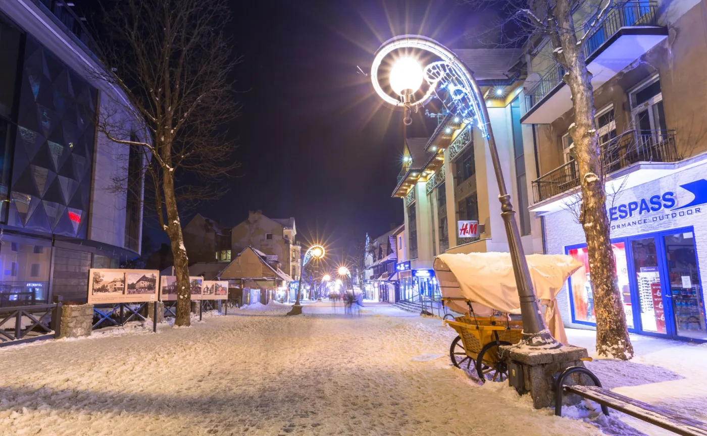 Na Krupówkach tłum sylwestrowiczów. Właściciele sklepów zabezpieczyli witryny