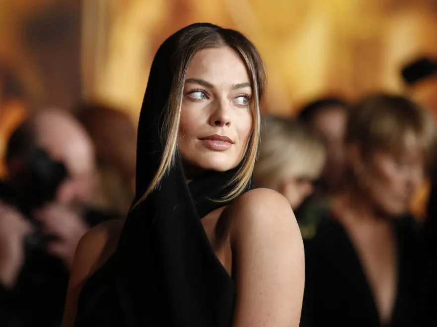 Na głowie kaptur, a niżej tylko parę skrawków materiału... Margot Robbie na premierze "Babilonu" [FOTO]