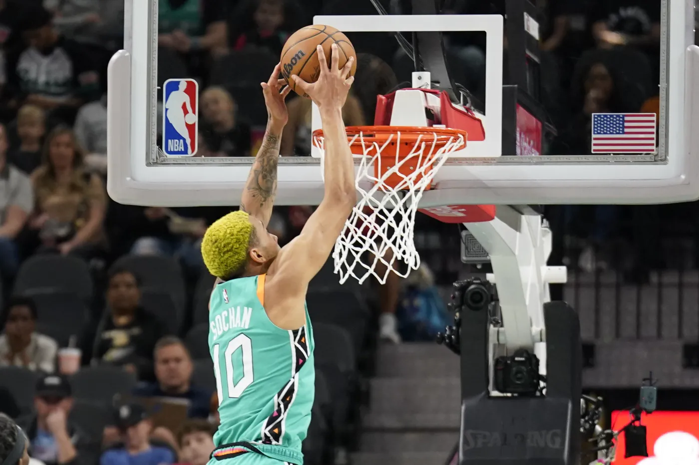 11 punktów Sochana. San Antonio Spurs przegrali we własnej hali [WIDEO]