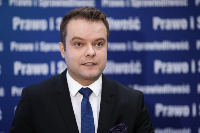 Ograniczenie socjalu? Rzecznik PiS ironicznie: Rysuje się nam powoli program PO...