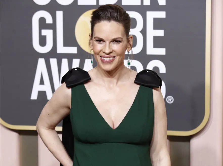 "Młodziej i piękniej niż kiedykolwiek wcześniej". 48-letnia ciężarna Hilary Swank w zachwycającej formie [FOTO]