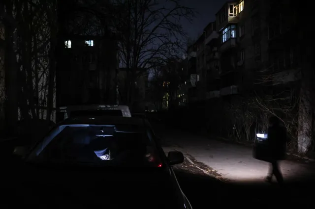 "Ludzie próbują żyć normalnie". Osiedla Odessy "wyją od generatorów"