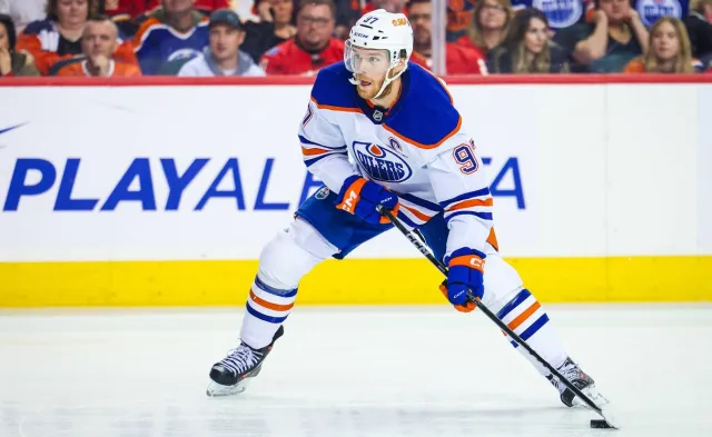 Liga NHL. 500 asyst McDavida, 64 obrony Sarosa