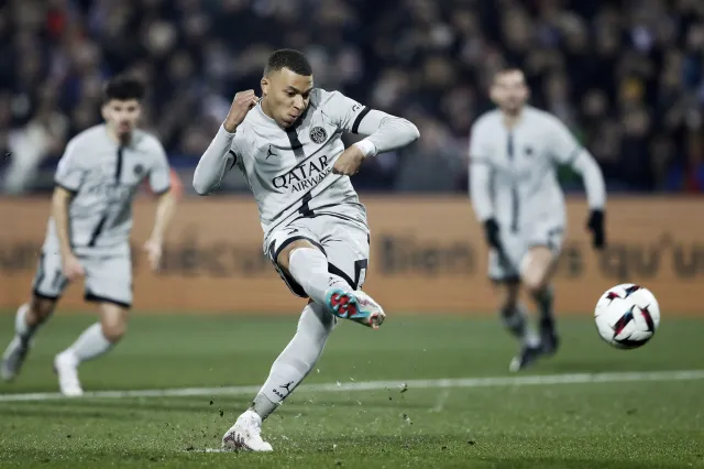 Koszmarny mecz Mbappe. Zmarnowane dwa rzuty karne i kontuzja [WIDEO]