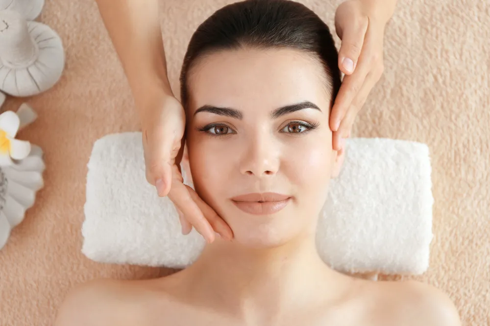 Modny, ale czy warty wypróbowania: co naprawdę daje masaż twarzy bańkami chińskimi?