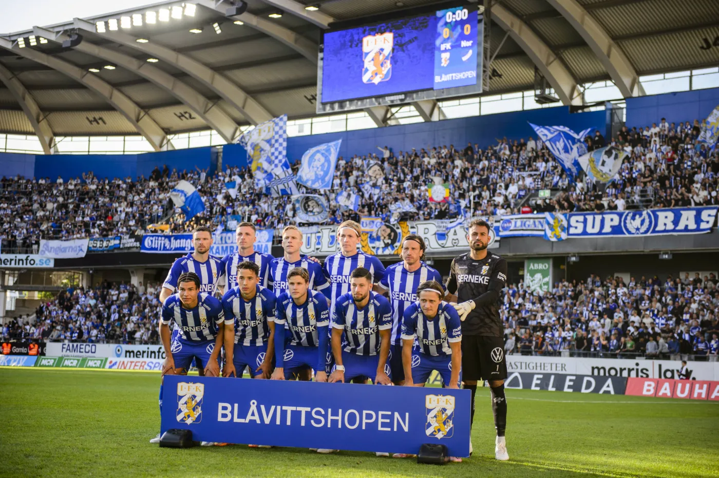 Awaryjne lądowanie samolotu z piłkarzami IFK Goeteborg. Powodem napompowane piłki