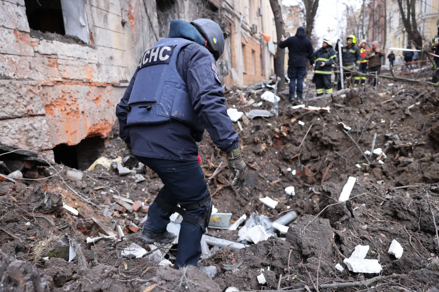 Działania służb w miejscu rosyjskiego ataku rakietowego na obiekty infrastruktury cywilnej w Charkowie