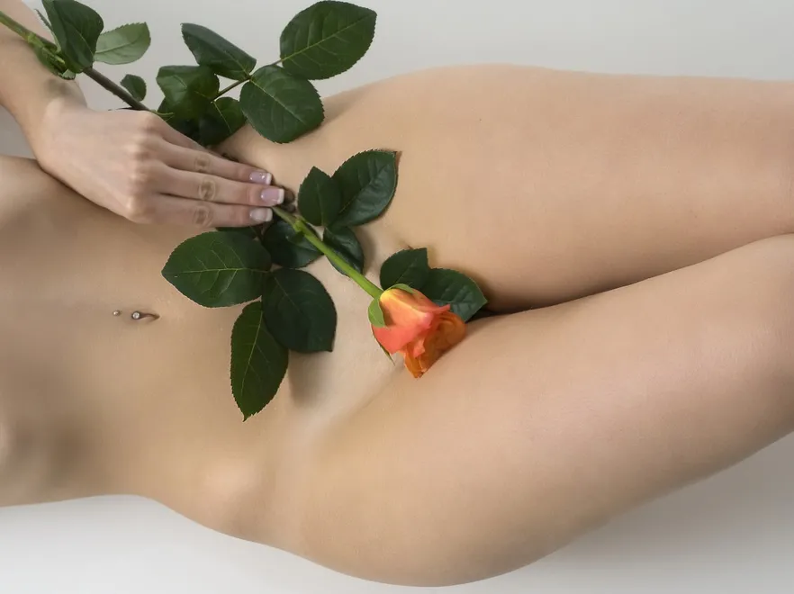 Zapach okolic intymnych to źródło wiedzy z zdrowiu. Oto, co może oznaczać