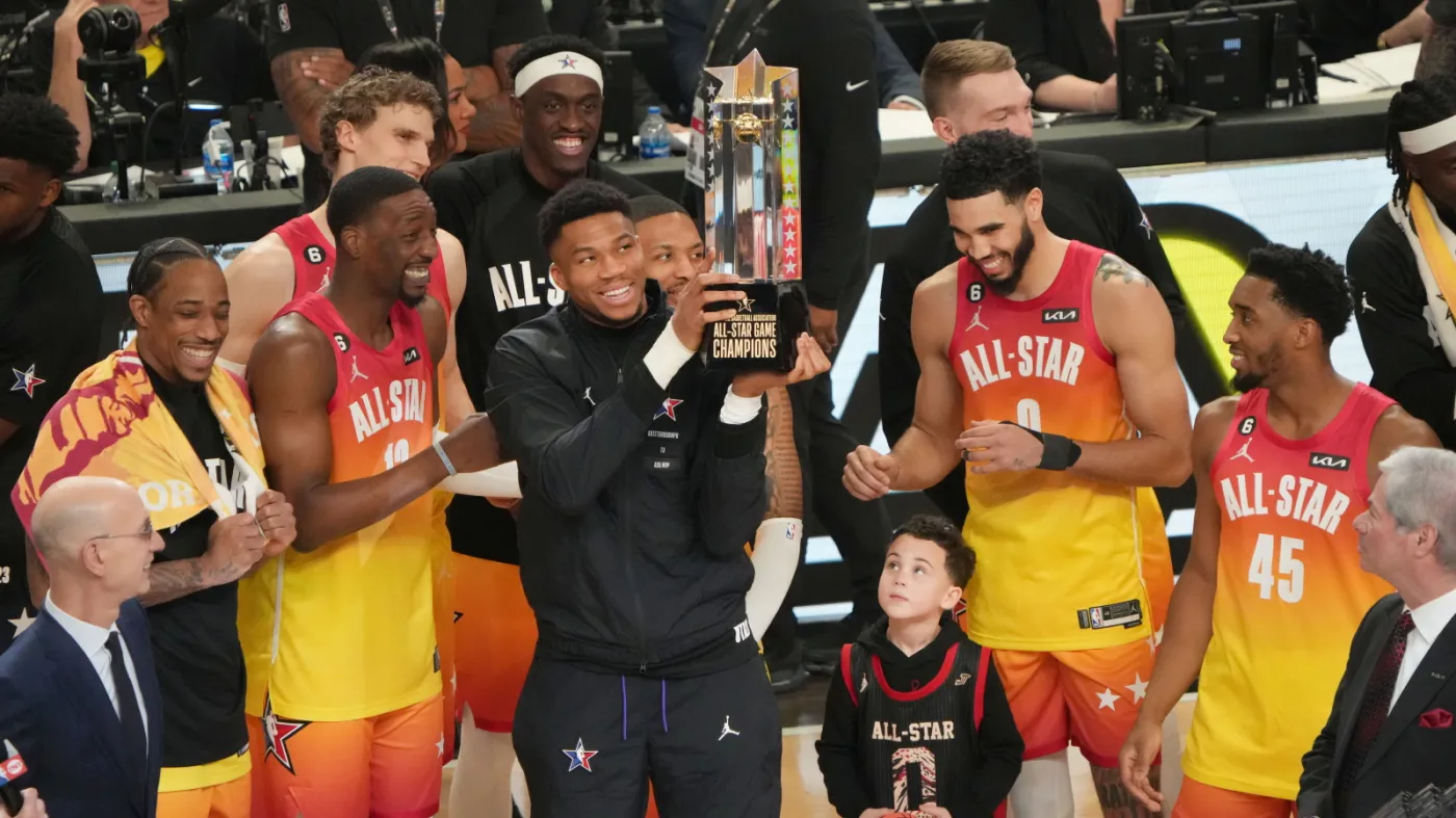 Giannis Antetokounmpo z trofeum meczu gwiazd