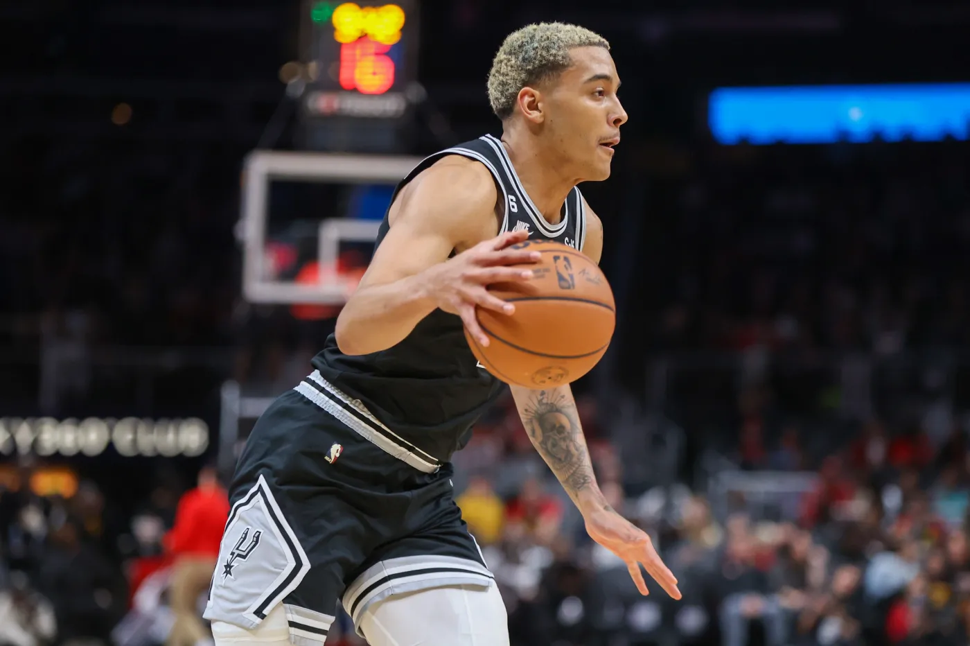 10 punktów Sochana, 13. z rzędu porażka Spurs [WIDEO]