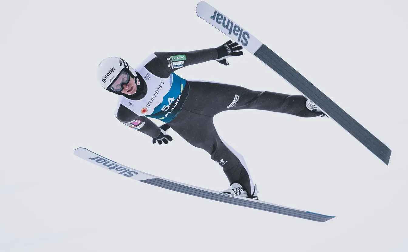 Groźny upadek Petera Prevca na skoczni w Planicy. Opuścił obiekt na noszach