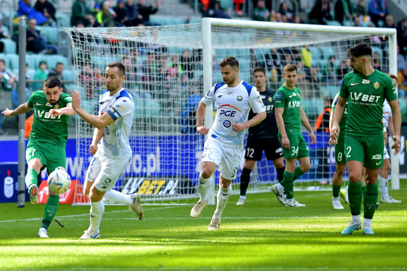 Piłkarze Śląska Wrocław Martin Konczkowski (L) i Diogo Verdasca (P) oraz Krystian Getinger (2L) i Rauno Sappinen (2P) z PGE FKS Stali Mielec podczas meczu Ekstraklasy