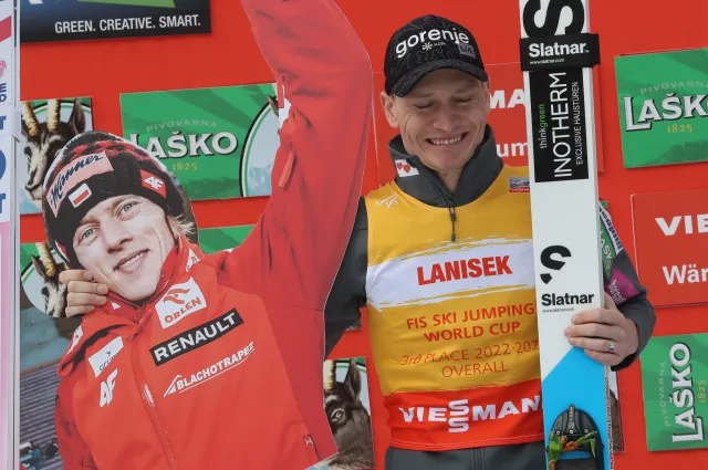 Anze Lanisek na podium w Planicy trzymał... zdjęcie Dawida Kubackiego