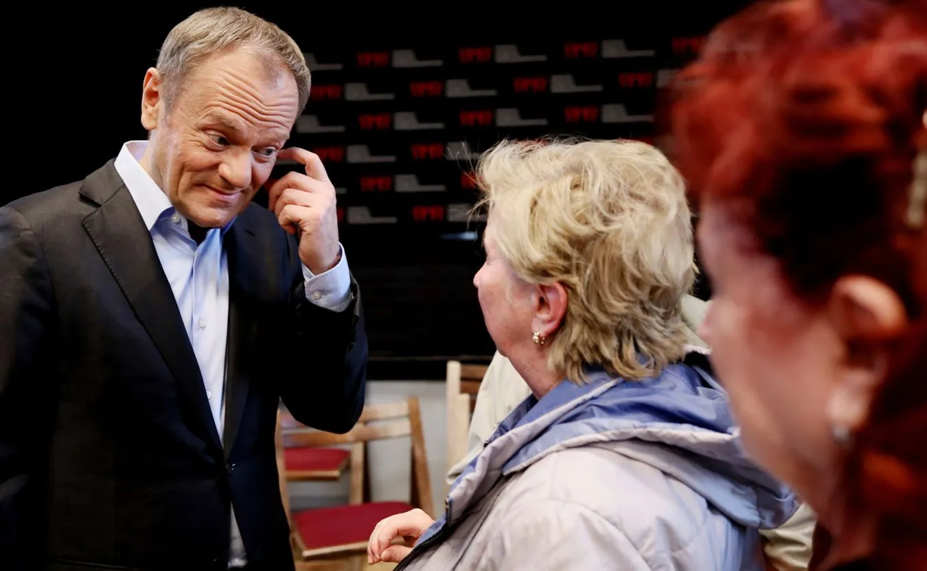 Pomysł Tuska dyskryminujący? "Powiela stereotyp, że to kobieta powinna..."