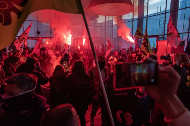 Protestujący wdarli się do gmachu giełdy