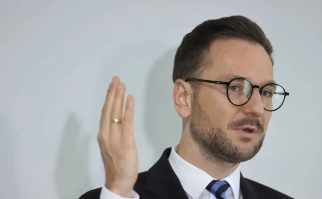 Waldemar Buda uderza w "pewną stację". Na sali gromkie brawa