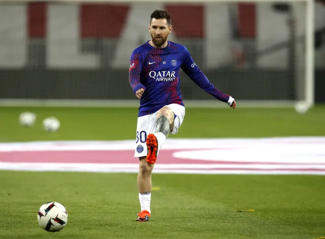 Stał 10 godzin pod domem Messiego. Autograf stał się tatuażem [WIDEO]