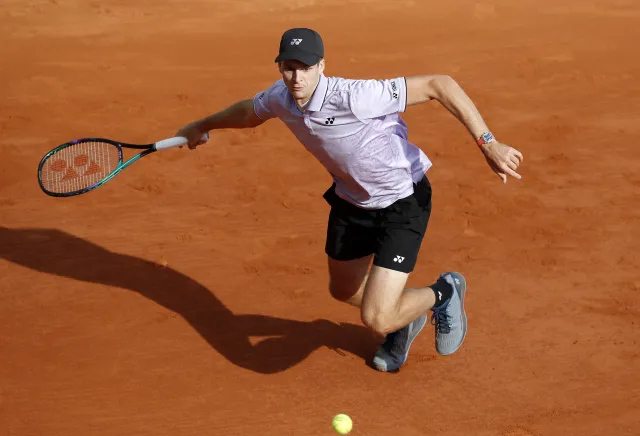 Hurkacz świetnie zaczął, potem były "ciężary", ale awansował do 3. rundy w Monte Carlo