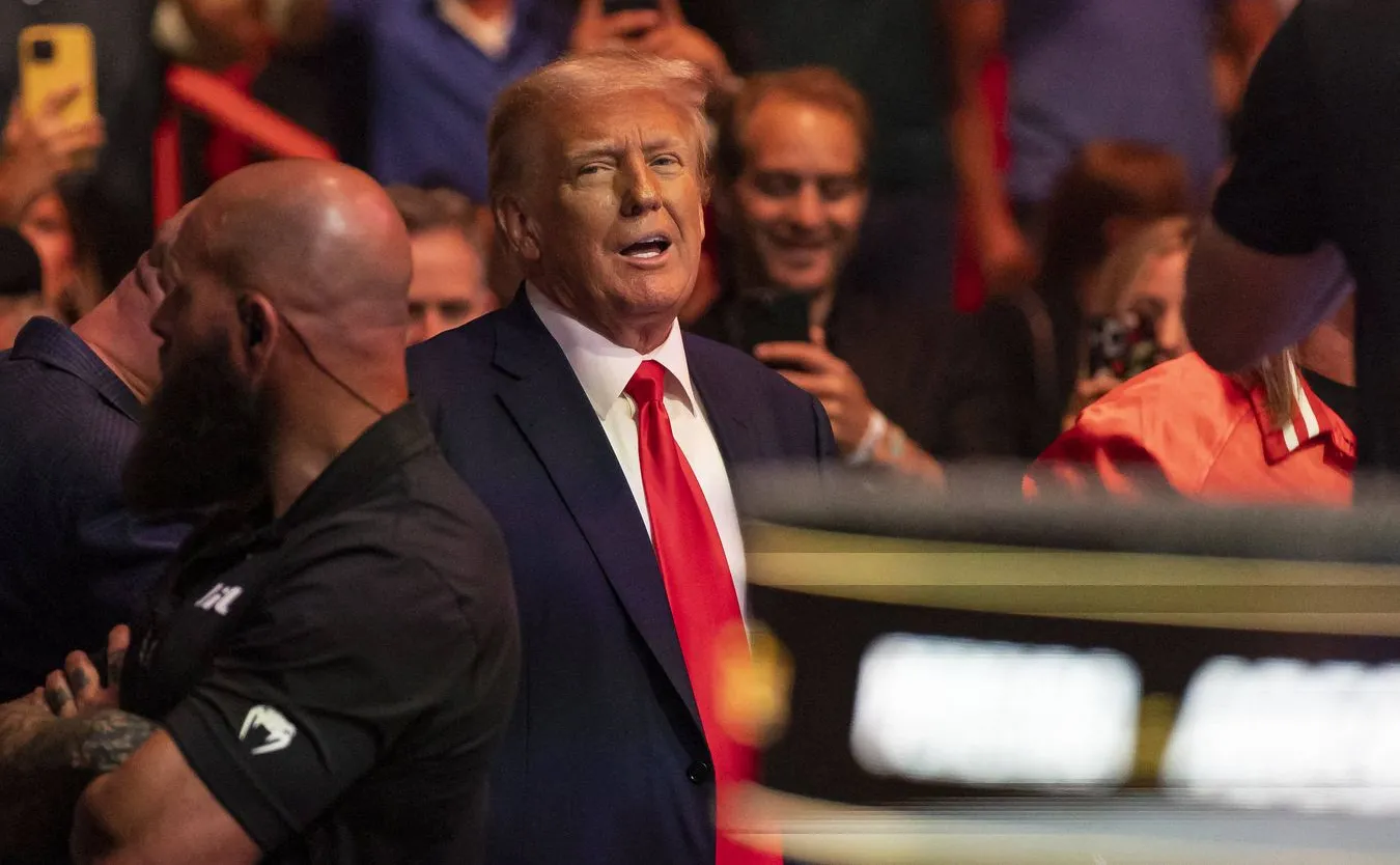 Trump nie gryzł się w język: Macron właził Xi Jinpingowi w...