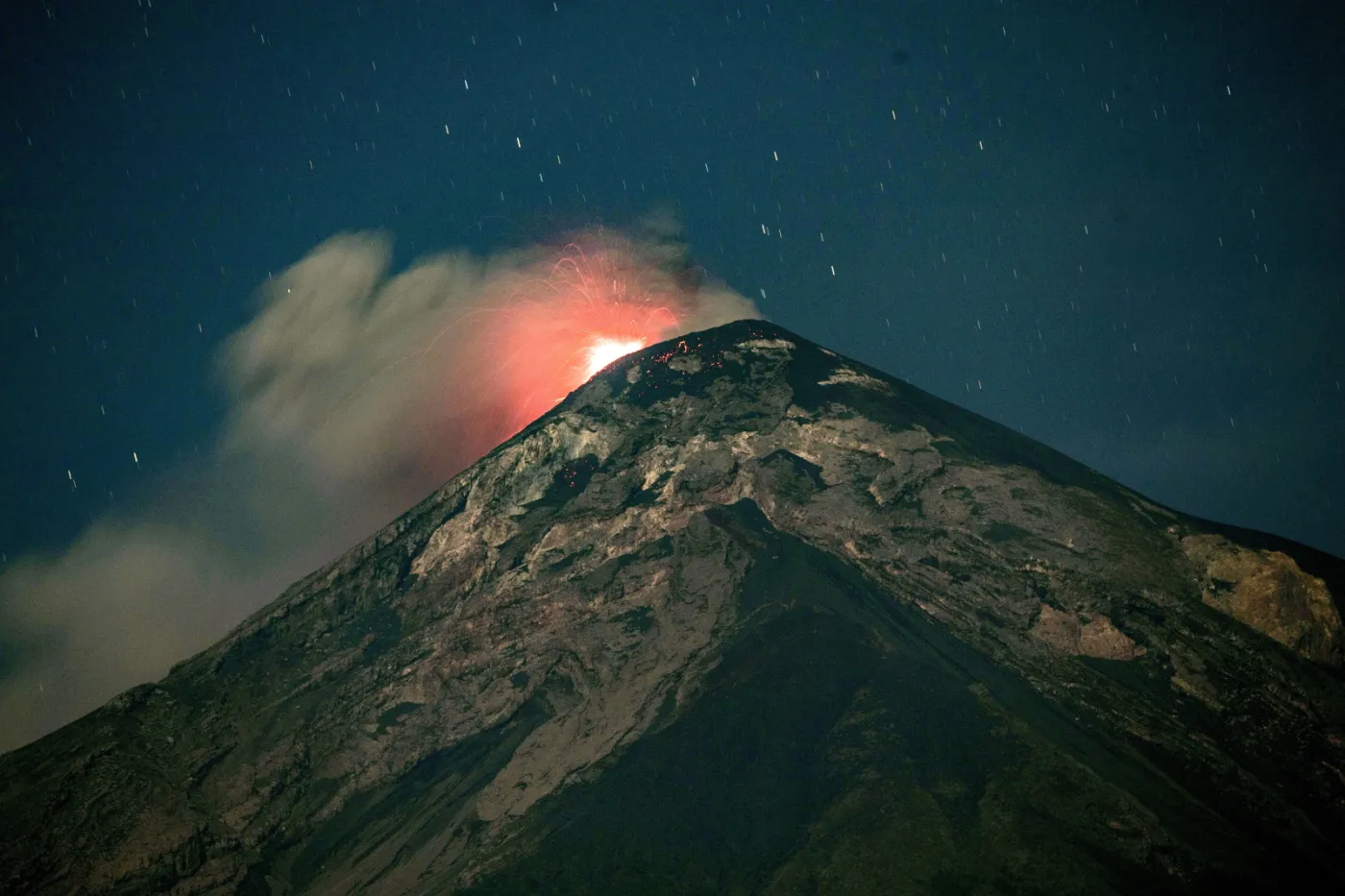 Erupcja wulkanu Fuego. Ewakuowano ponad 1000 osób