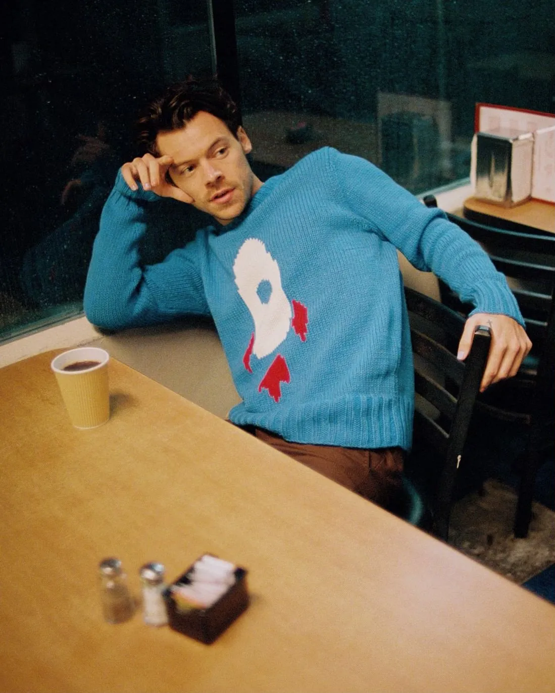 Harry Styles w teledysku do "Satellite"