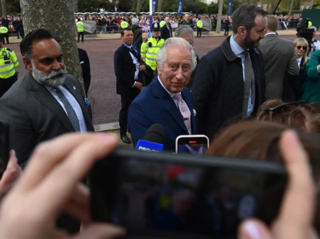 Tłumy wielkich i bardzo dużo zwykłych ludzi - kto będzie na koronacji Karola III, a kogo zabraknie