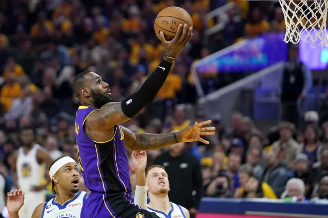 James i Davis pierwszoplanowymi postaciami. Lakers bliżej awansu
