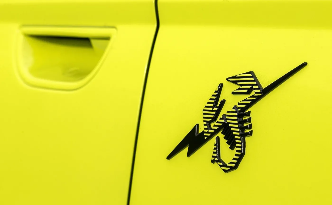 Abarth 500e wyjeżdża na ulice. Elektryczny skorpion zaskakuje osiągami i... dźwiękiem silnika