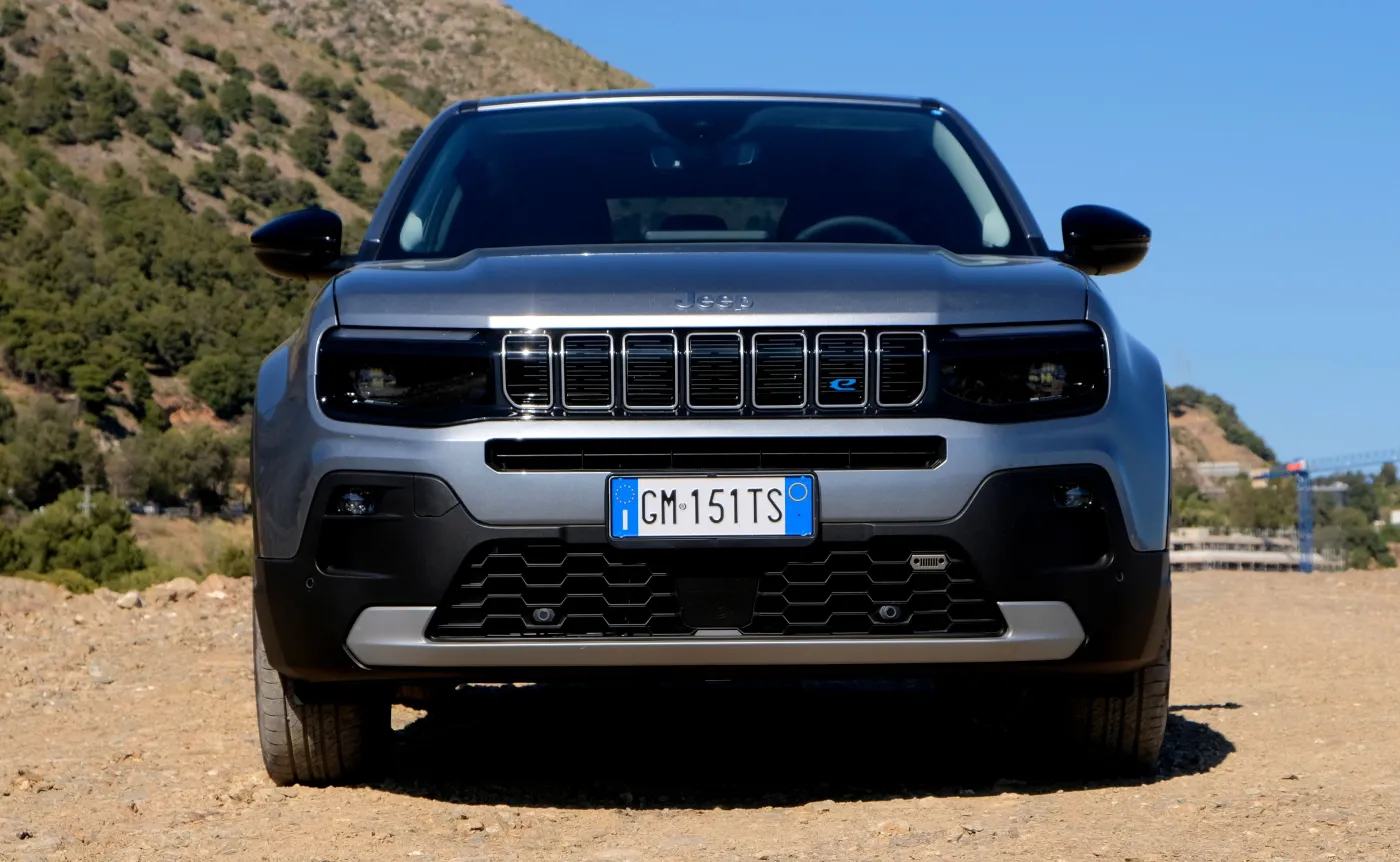 Jeep Avenger tylko z Polski. Nowy SUV znika w ciemno, a jak jeździ?