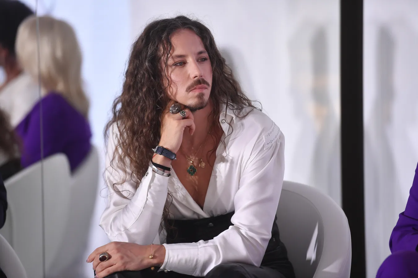 "Wnuczka pyta, dlaczego ten pan ubrał się w sukienkę". Michał Szpak odpowiada