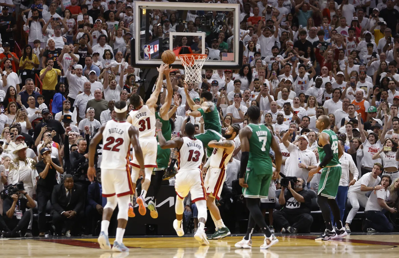 Derrick White trafił równo z końcową syreną. Boston Celtics odrobili straty