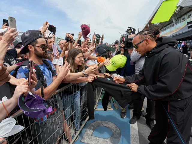 Lewis Hamilton: Plotki wyssane z palca. Nie planuję rozstania z Mercedesem