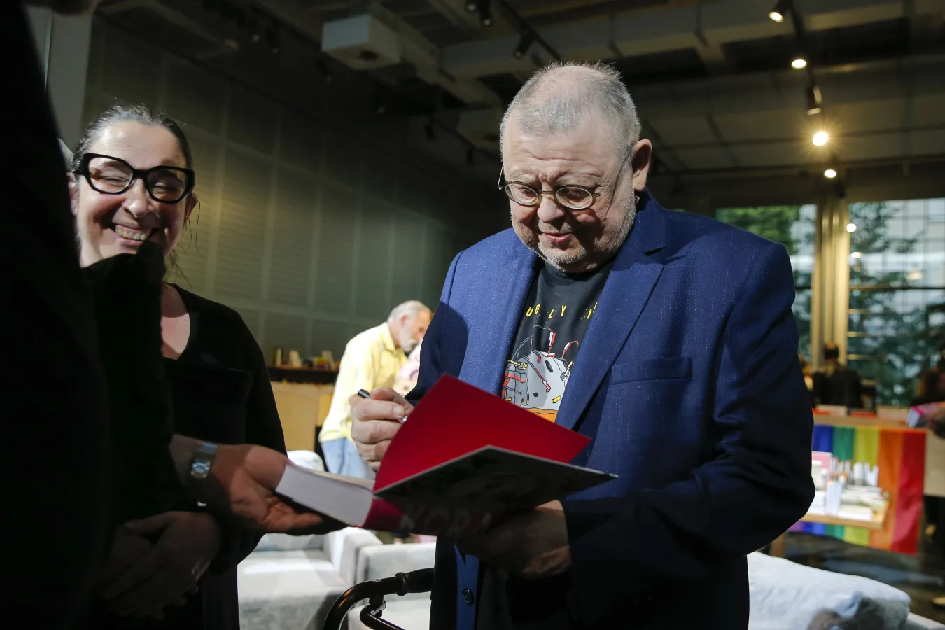 Wojciech Mann na premierze biografii Kory. Przy chodzeniu wspierał się balkonikiem