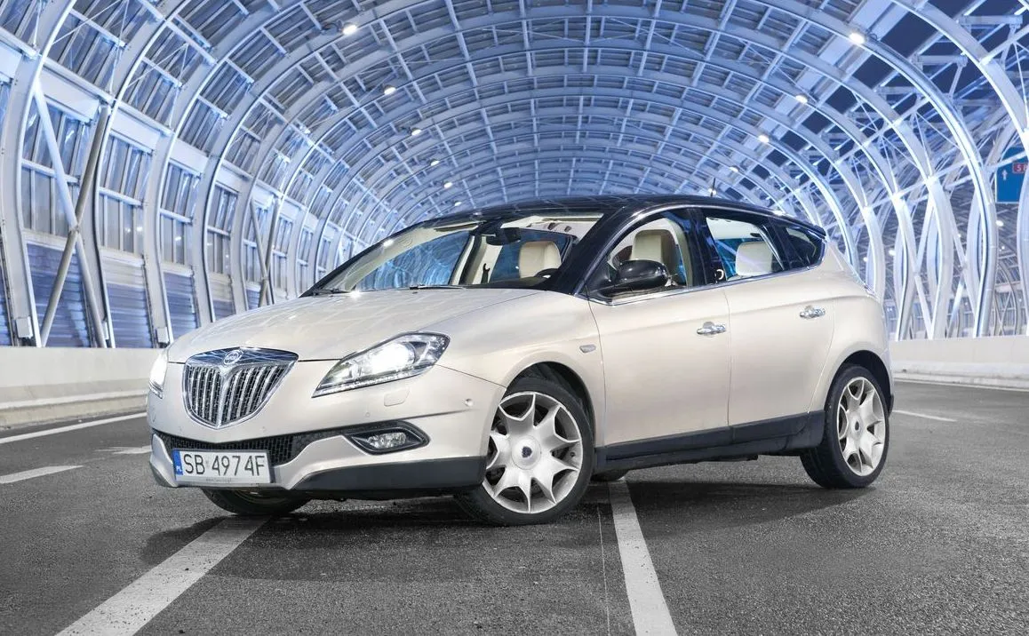 10194075-lancia-delta.jpg