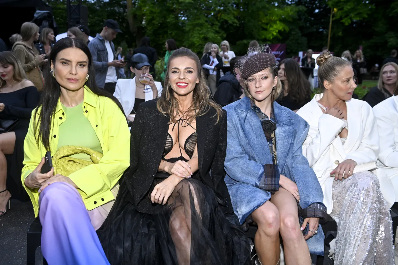 Edyta Herbuś wygina śmiało ciało na plaży w błękitnym bikini. Ostra wymiana zdań z jednym z fanów [FOTO]