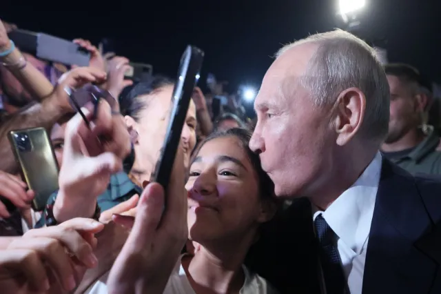 Putin jak gwiazda rocka. Pocałunki, selfie i łzy szczęścia. Tak przywitały go tłumy
