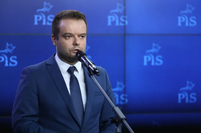Rzecznik PiS atakuje PO. W tle kolizja rządowej kolumny na Podlasiu