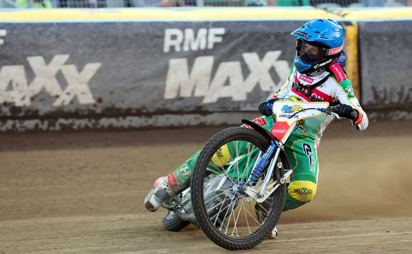 Stal pokonała Włókniarza. Niecodzienna sytuacja na torze, w tle ratownik medyczny