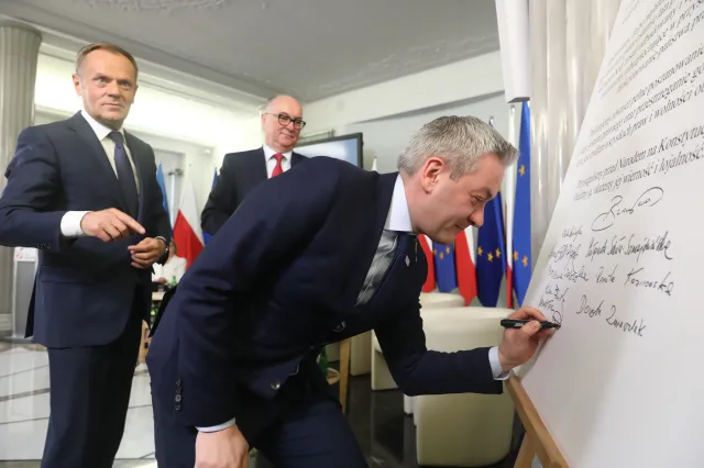 Rozmowy na opozycji zerwane przez Tuska? Tajemnicze słowa Biedronia