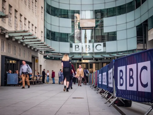 Afera nie wybiera: Prezenter telewizyjny płacił nieletniej osobie za... zdjęcia natury seksualnej