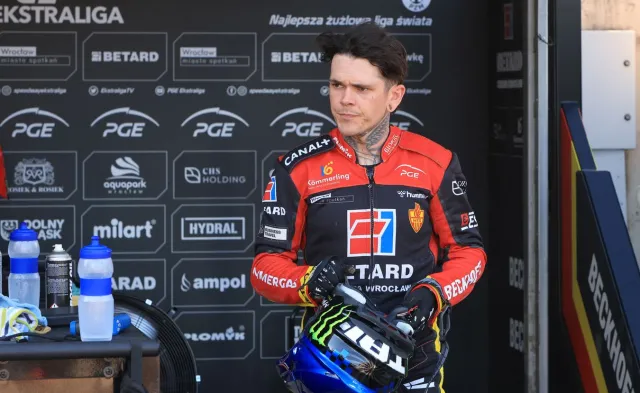 Sceny jak z MMA na torze żużlowym. Zawodnik obalił kibica i złamał mu rękę [WIDEO]