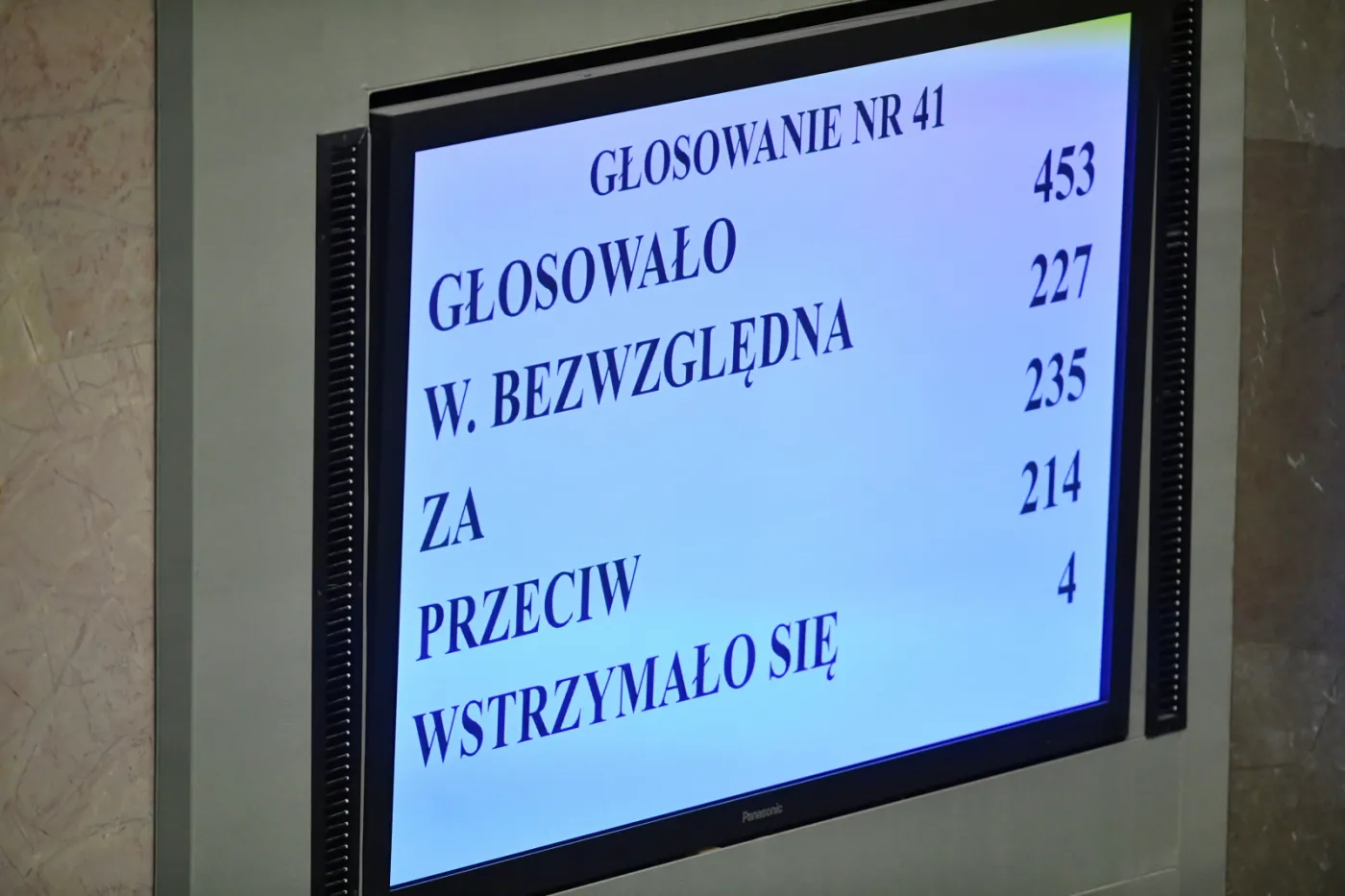 Ekran z wynikiem głosowania na sali obrad Sejmu