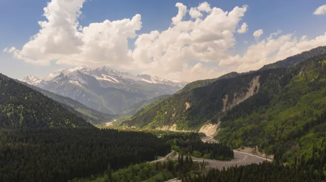 Potężne osunięcie się ziemi w Gruzji. Wielu zaginionych, ratownikom brakuje ciężkiego sprzętu [WIDEO[