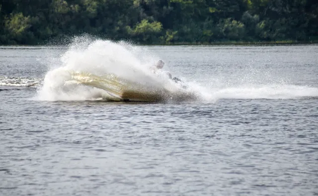 Skutery wodne zderzyły się na jeziorze Jamno. Obaj kierujący są ranni