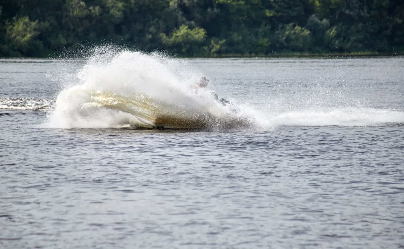 Wypadek nad Śniardwami. Mężczyzna wpadł do wody, skuter wpłynął na plażę pełną turystów